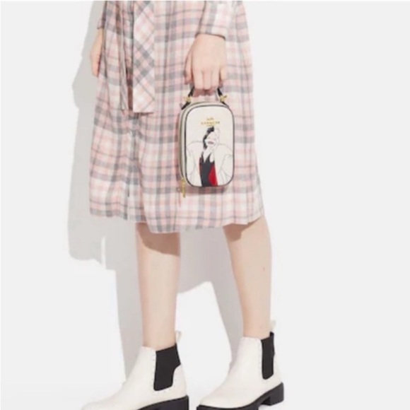 Disney X Coach Eva Phone Crossbody With Cruella Motif - Picture 5 of 5